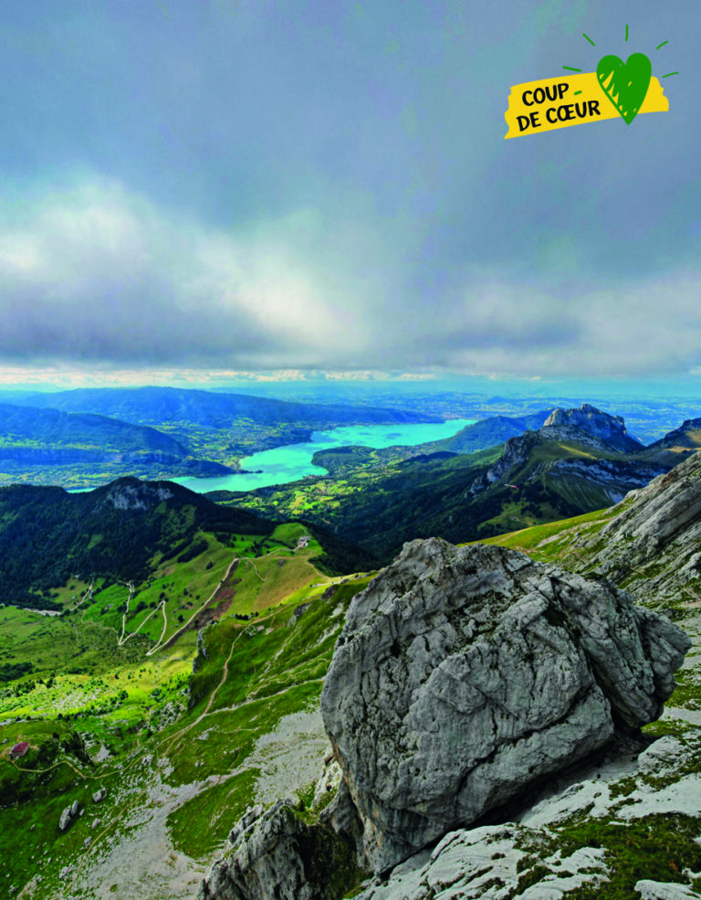 Le lac d’Annecy et ses alpages vus depuis la montée à la Tournette