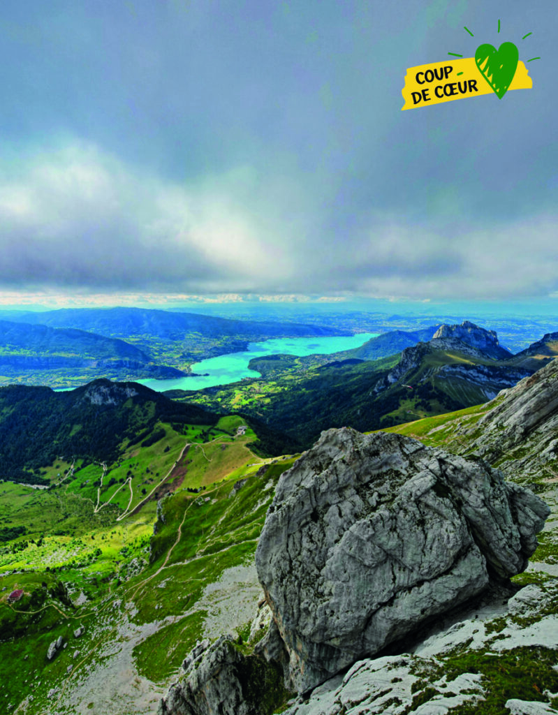 Le lac d’Annecy et ses alpages vus depuis la montée à la Tournette