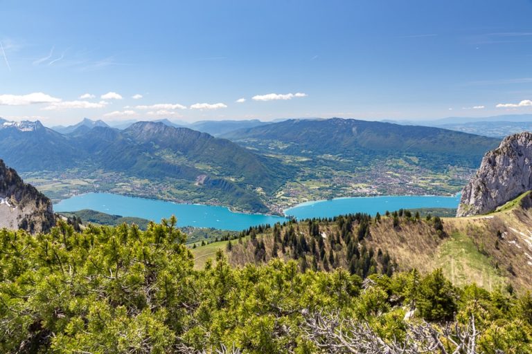 Le lac d’Annecy vu depuis la crête de la Pointe de Talamarche