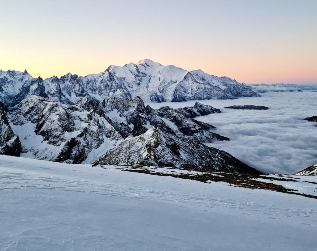 Le massif du Mont-Blanc au-dessus d’une mer de nuages, vu du sommet du Mont-Buet