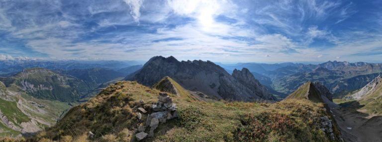 Panorama sur les crêtes des Aravis autour du Trou de la Mouche