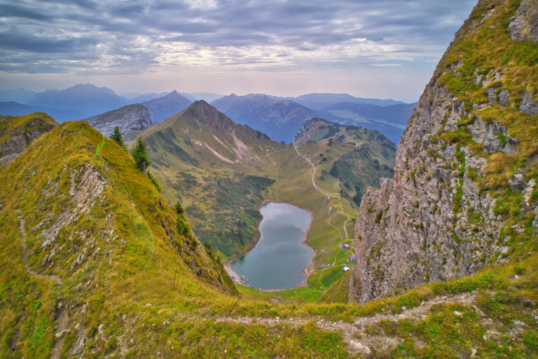 Le lac de Lessy au creux de l’alpage, vu depuis la crête sous le Pic de Jallouvre