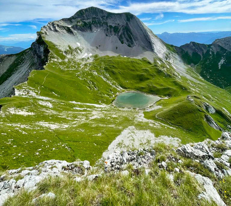 Le Mont Charvin dominant son lac turquoise