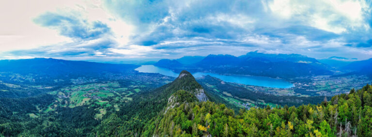 Le lac d’Annecy et les sommets des Bauges vus depuis la crête du Roc des Bœufs