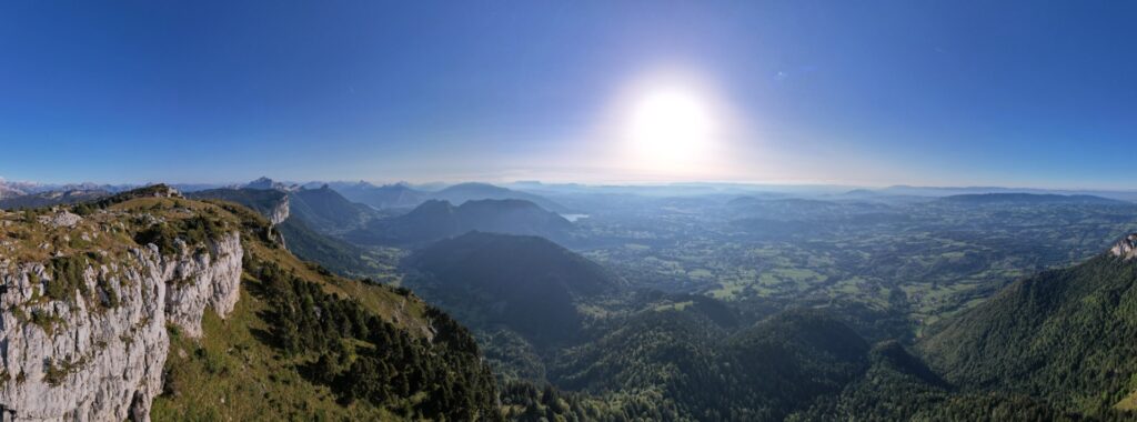 Panorama depuis les falaises du Parmelan sur le bassin annécien au soleil