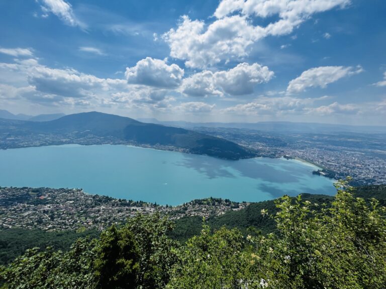 Vue sur Annecy et le grand lac depuis le Mont Veyrier