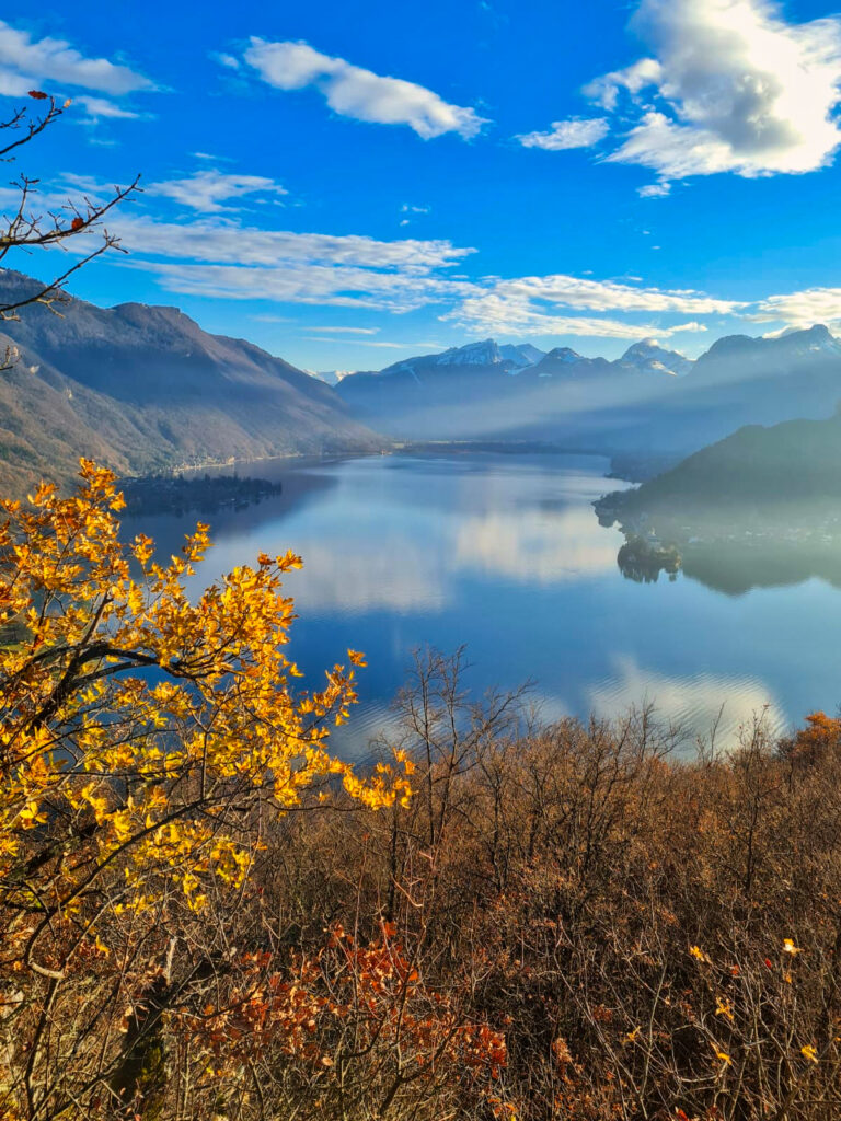 Vue d’automne sur le lac d’Annecy depuis un belvédère du Roc de Chère