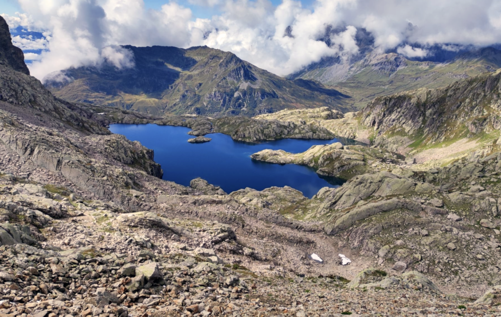 Le lac Cornu, d’un bleu profond, vu depuis le col Cornu