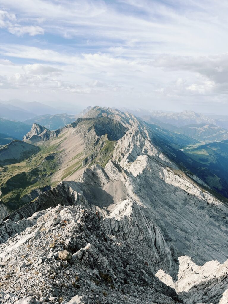 Vue sur les crêtes des Aravis depuis le sommet de la Pointe Percée