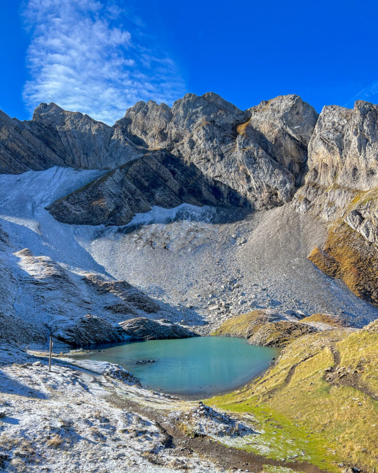 Le lac de Tardevant au pied des falaises des Rochers de Salla, saupoudré de neige