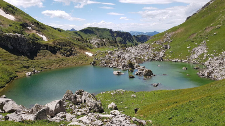 Le lac de Darbon dans son cirque d’alpages, au cœur du Chablais