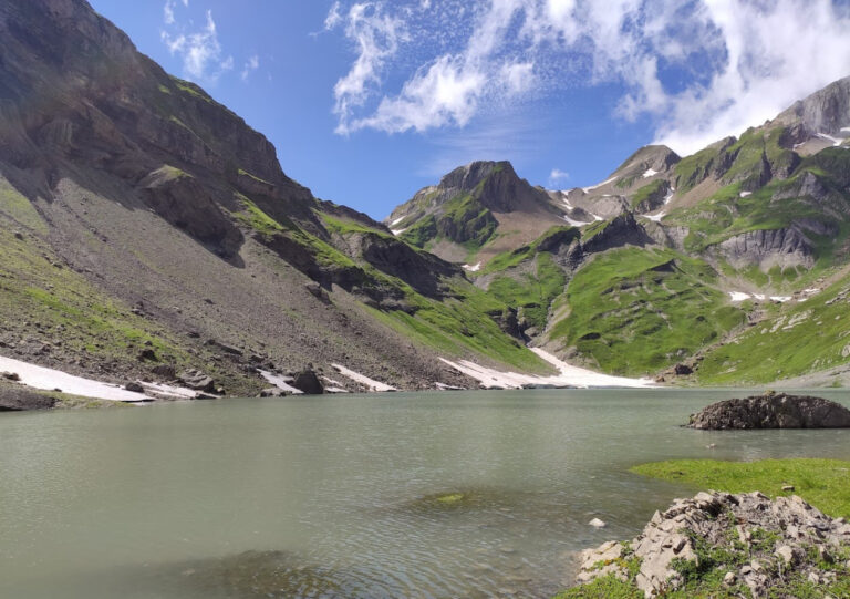 Le lac de la Vogealle et ses névés, au cœur de la réserve de Sixt-Fer-à-Cheval