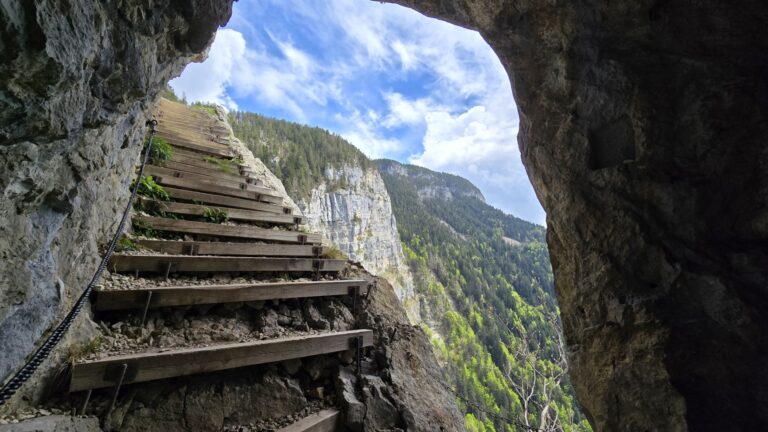 Escalier taillé dans la falaise et arche naturelle du Pas du Roc