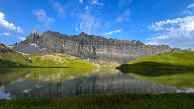 Lac d’Anterne au pied des falaises des Fiz avec le reflet des montagnes