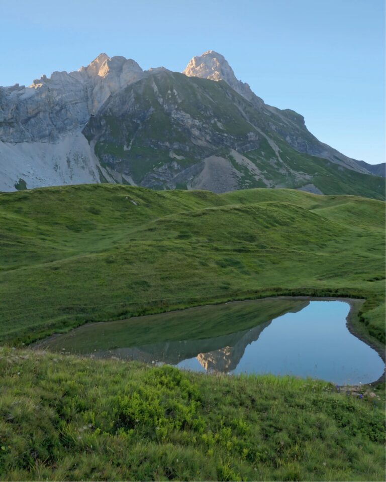 La Gouille des Fours, petit lac de montagne au pied des Aravis