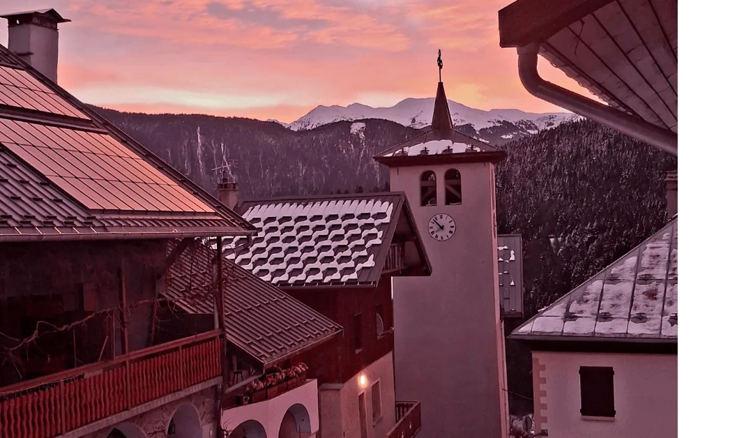 Coucher de soleil sur le village de Bonneval et son clocher, en Savoie