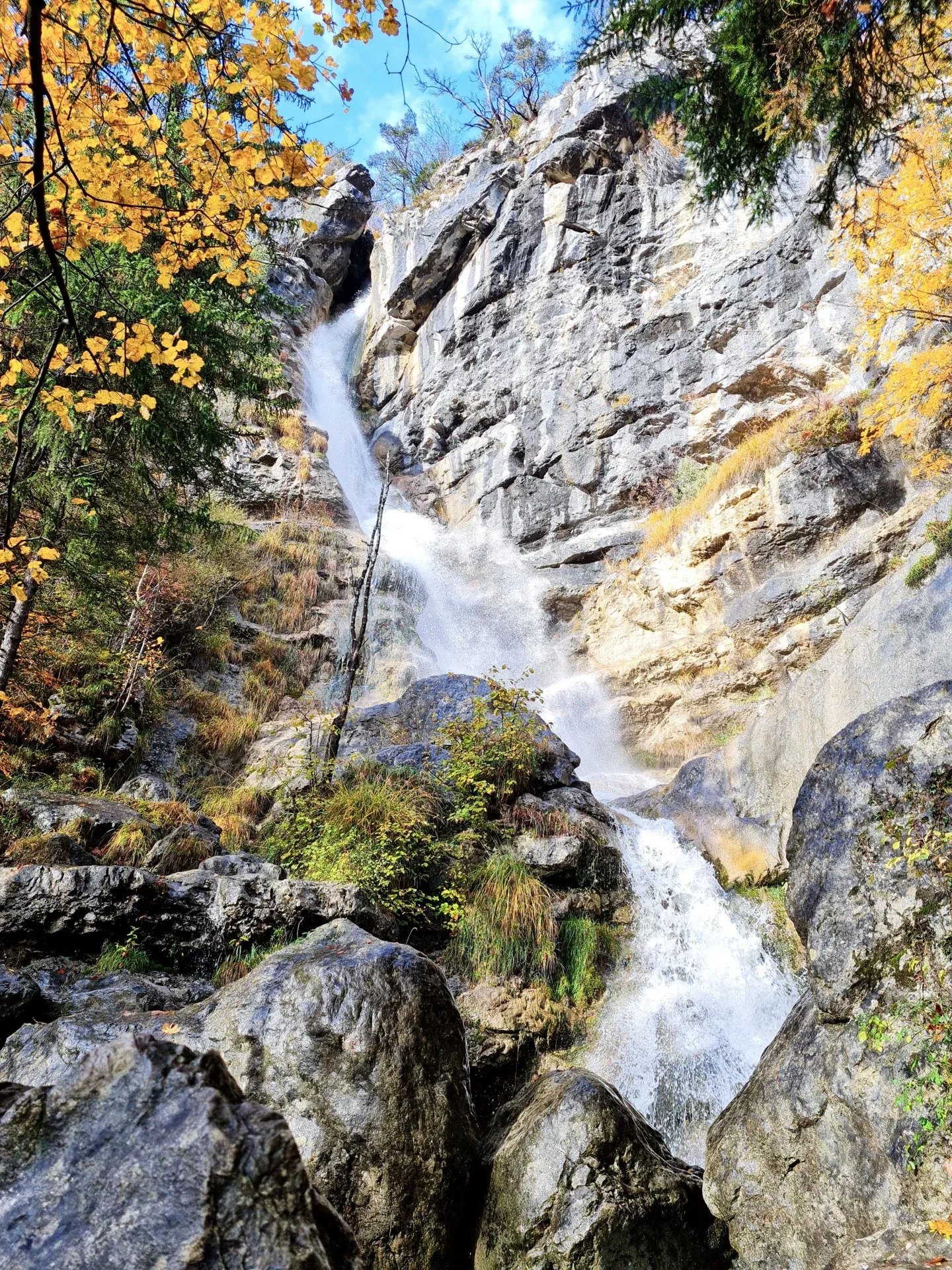 La cascade de Morette qui dévale les rochers à La Balme-de-Thuy