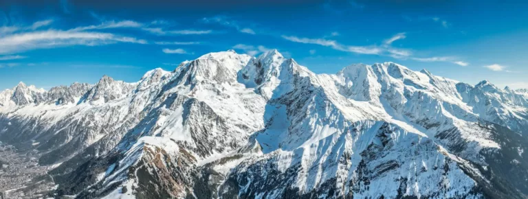 Panorama enneigé sur le massif du Mont-Blanc