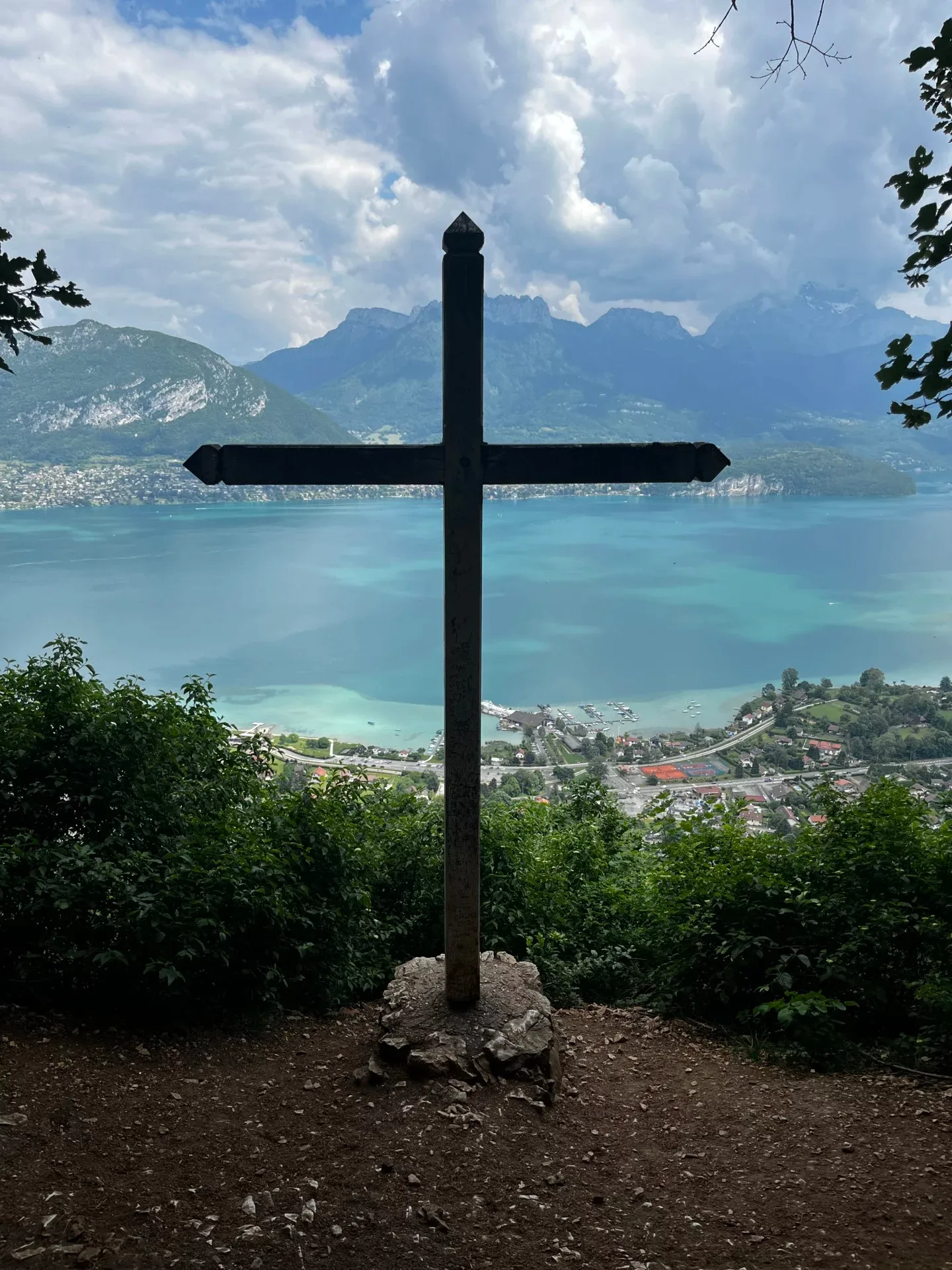 Croix en bois dominant le lac d’Annecy et Sévrier, sur le circuit des 3 croix