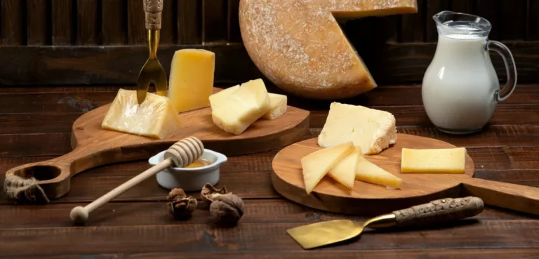 Plateau de fromages de montagne avec du miel et un pichet de lait