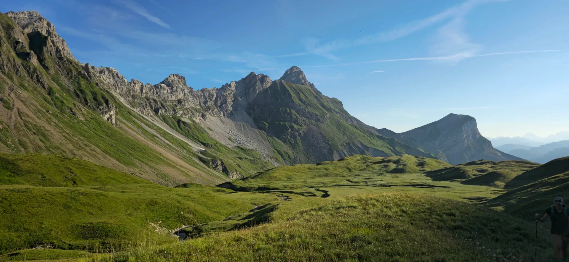 Combe verdoyante sous les falaises des Aravis sur le sentier de la Gouille des Fours