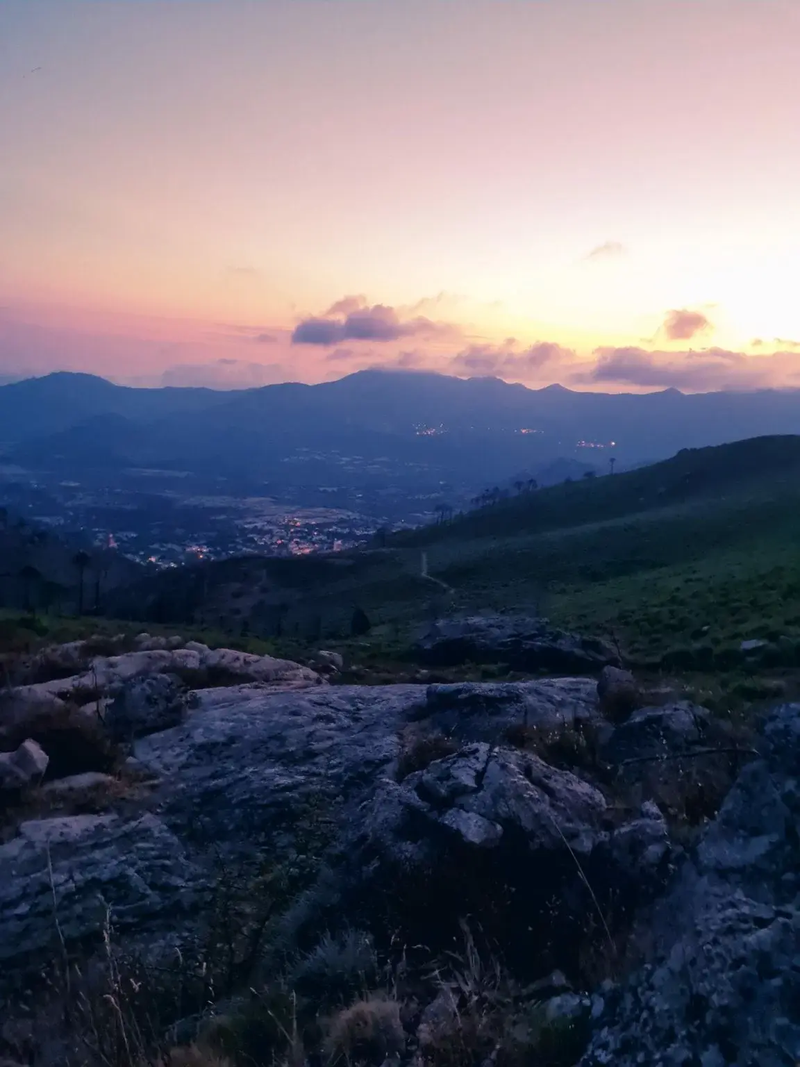 Lever de soleil sur les montagnes au départ d'une étape du GR20 en Corse