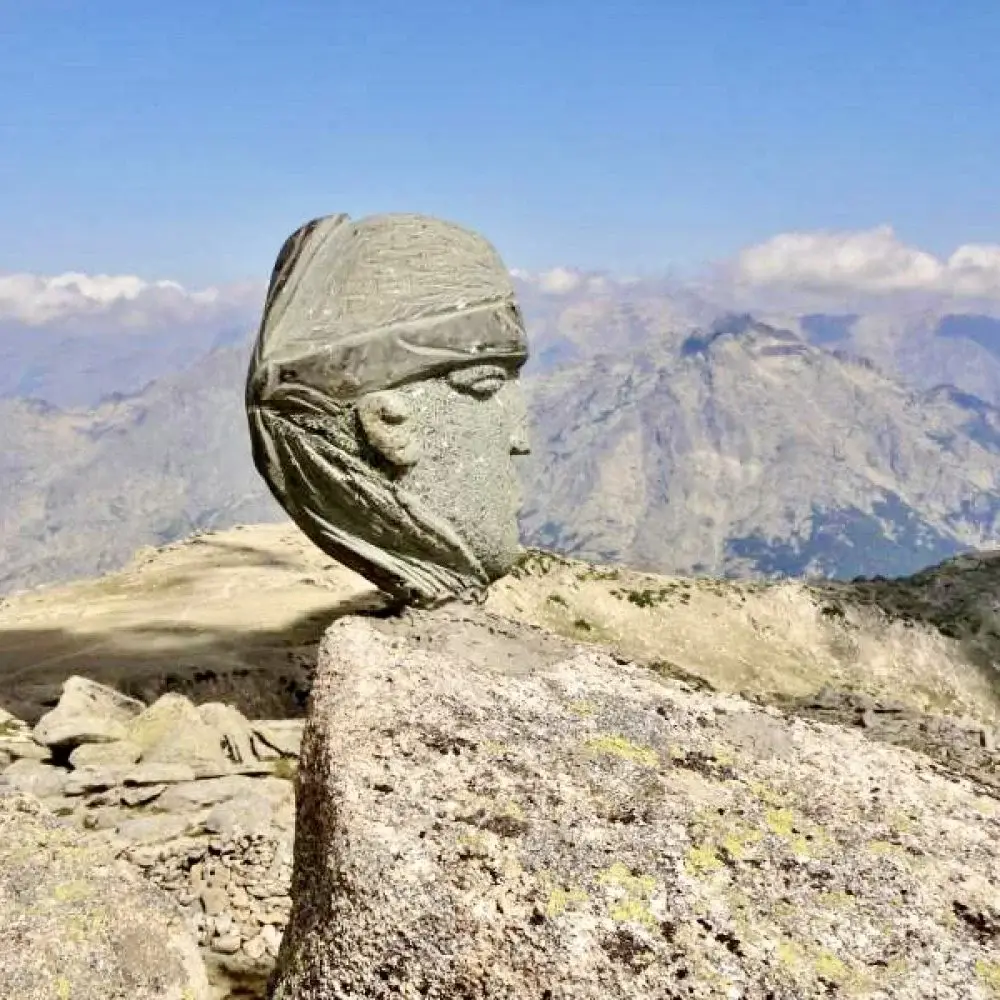 Monte Renoso-sommey Monte Renoso avec une sculpture GR20 en Corse