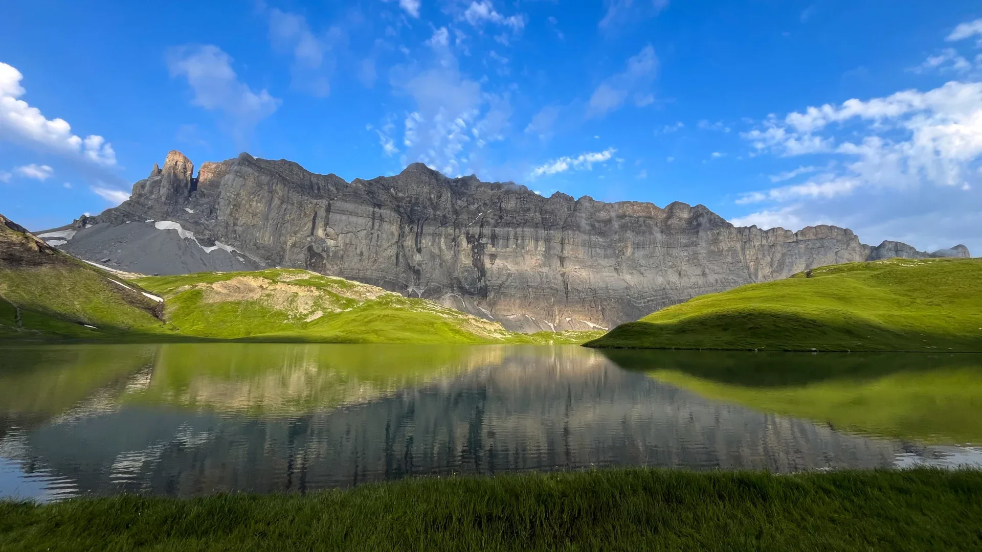 Lac d’Anterne au pied des falaises des Fiz avec le reflet des montagnes