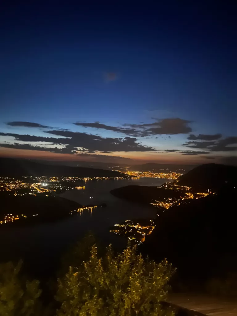 Le lac d’Annecy à la tombée de la nuit, vu depuis le col de la Forclaz, près du Balcon du Lac