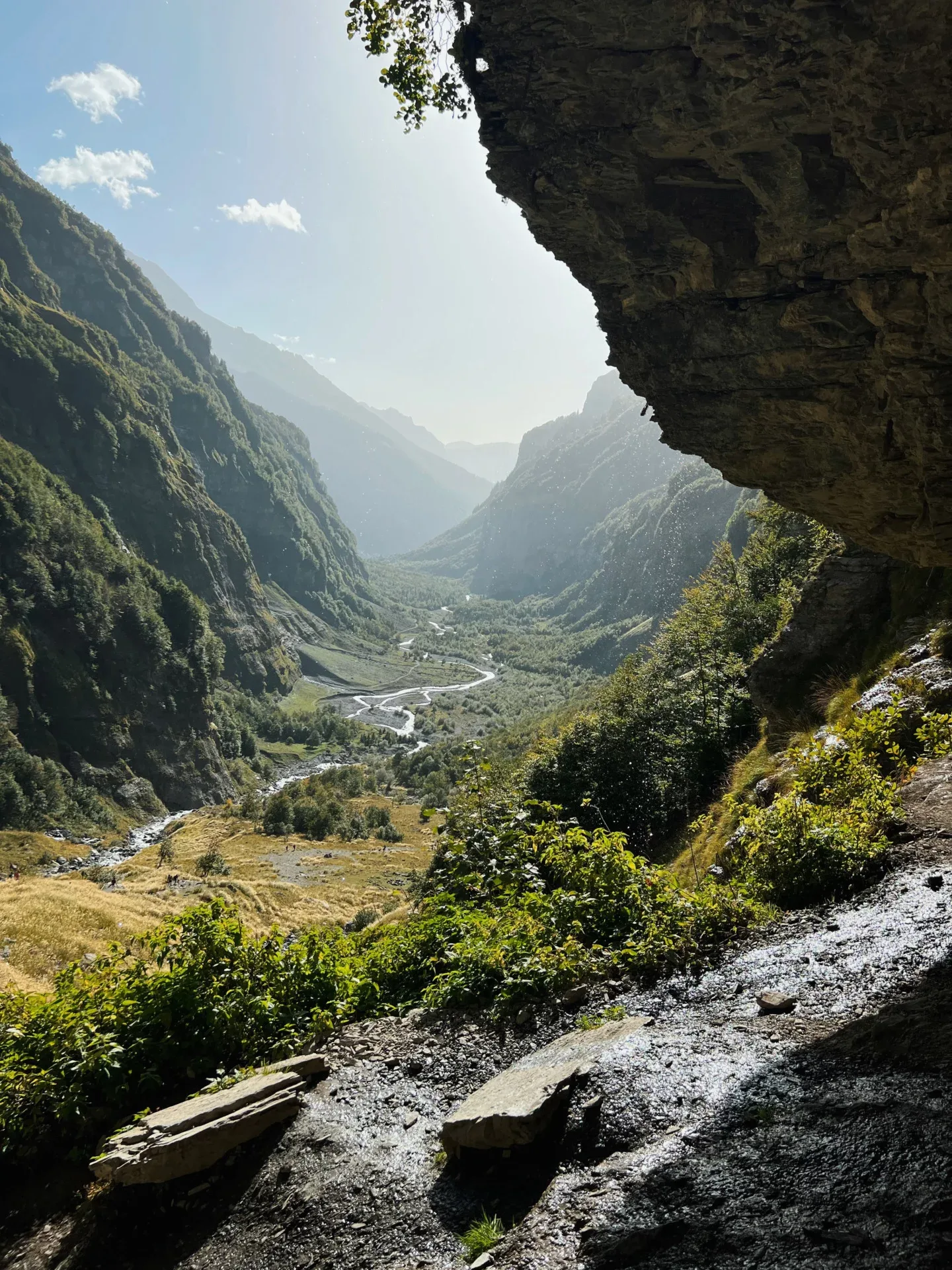 Vue sur la vallée depuis le Bout du Monde, au pied des falaises du Fer-à-Cheval