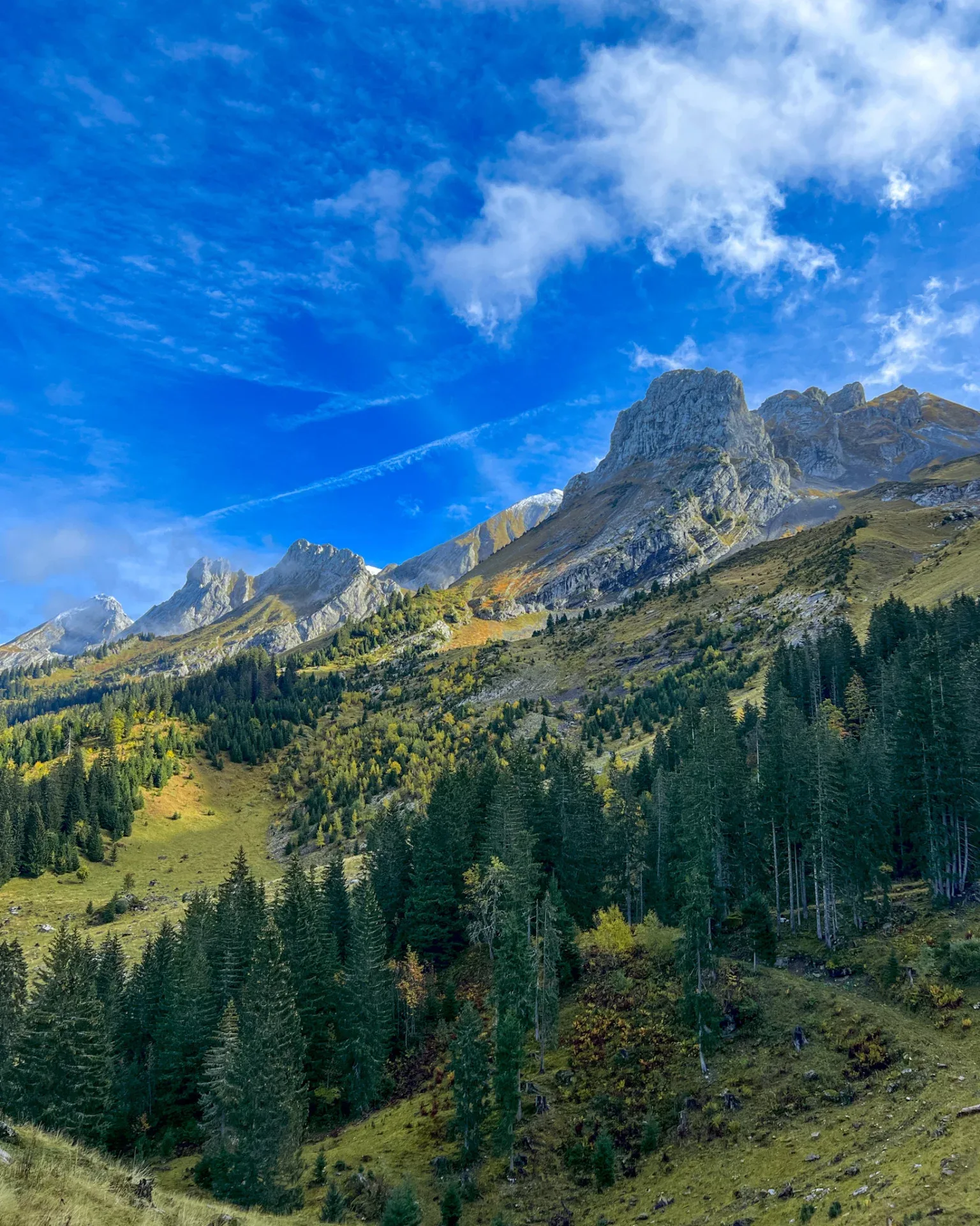 Montée vers le lac de Tardevant en automne, alpages dorés et sommets des Aravis