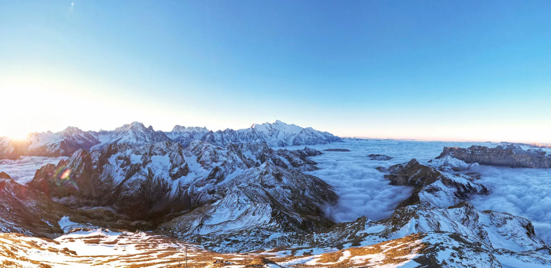 Panorama enneigé depuis le sommet du Mont-Buet