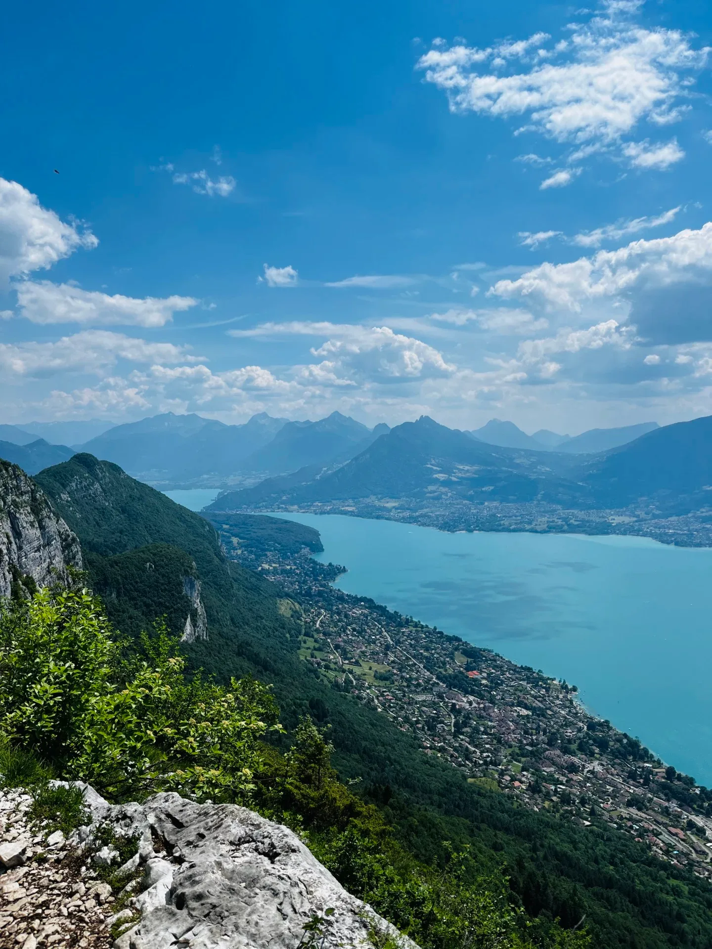 Le lac d’Annecy et ses montagnes vus depuis les crêtes du Mont Veyrier