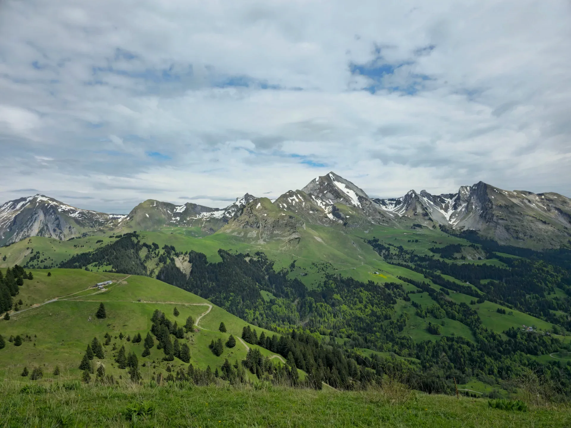 Alpages verdoyants de la montagne de Sulens face à la chaîne des Aravis