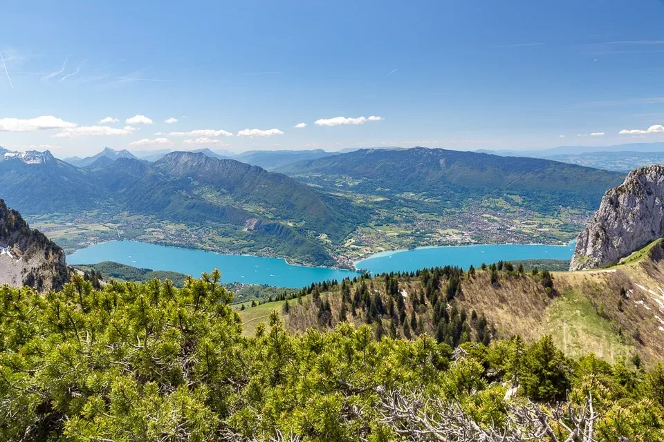 Le lac d’Annecy vu depuis la crête de la Pointe de Talamarche