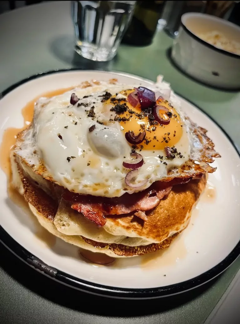 Slake : Pancakes sirop d'érable, oeuf au plat, bacon