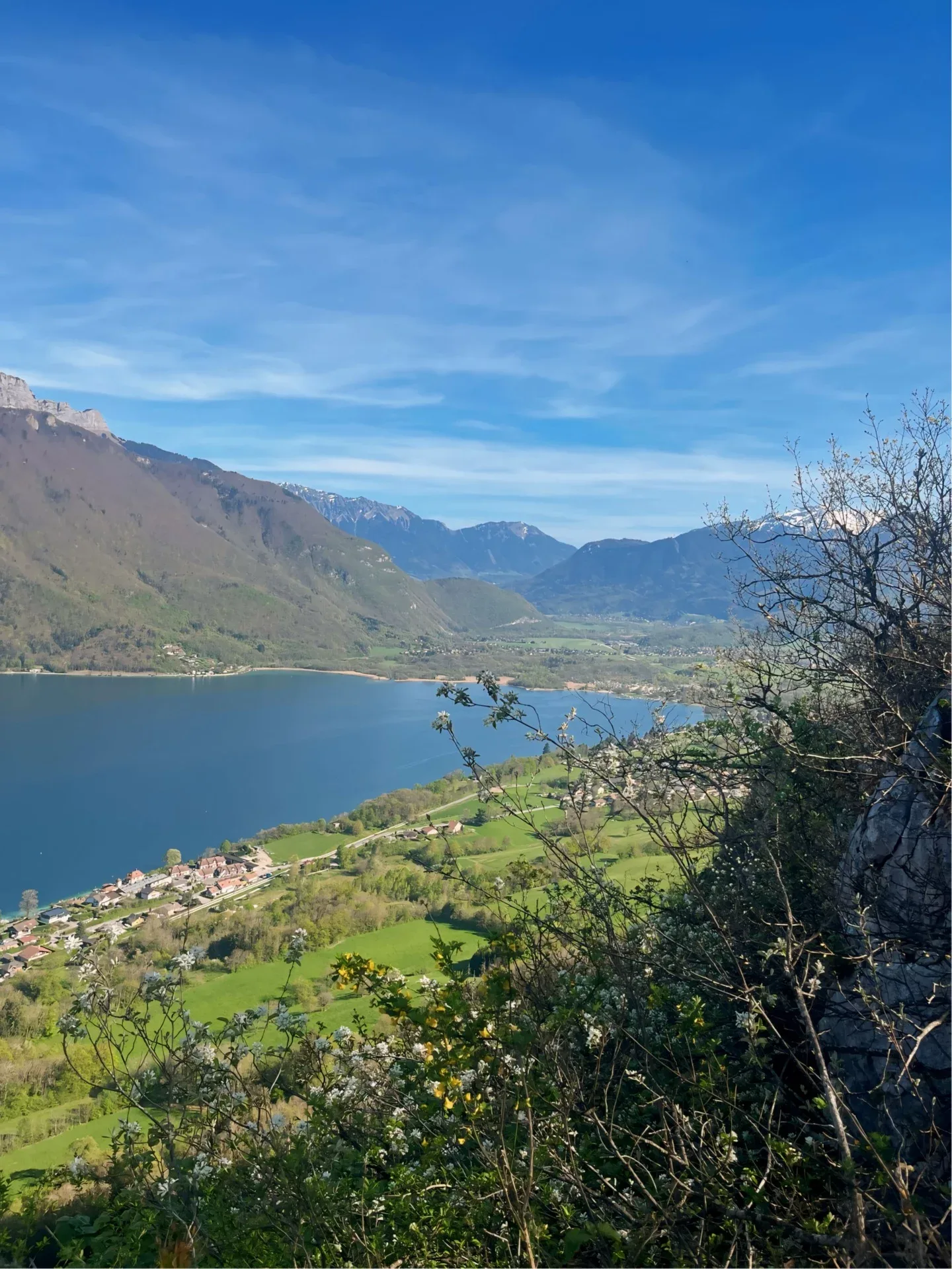 Vue sur le lac d’Annecy et Duingt depuis la crête du Taillefer