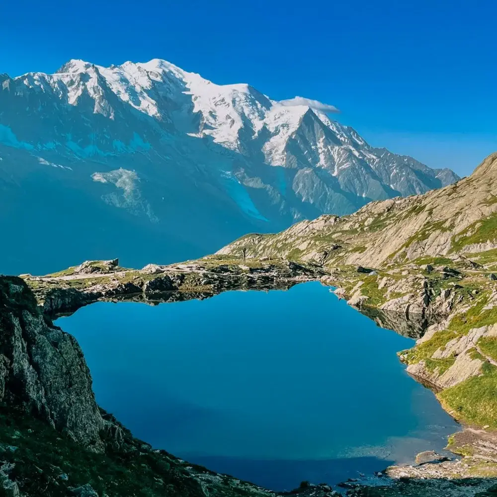 lac chesery Lac des Chéserys d’un bleu intense face au massif du Mont-Blanc