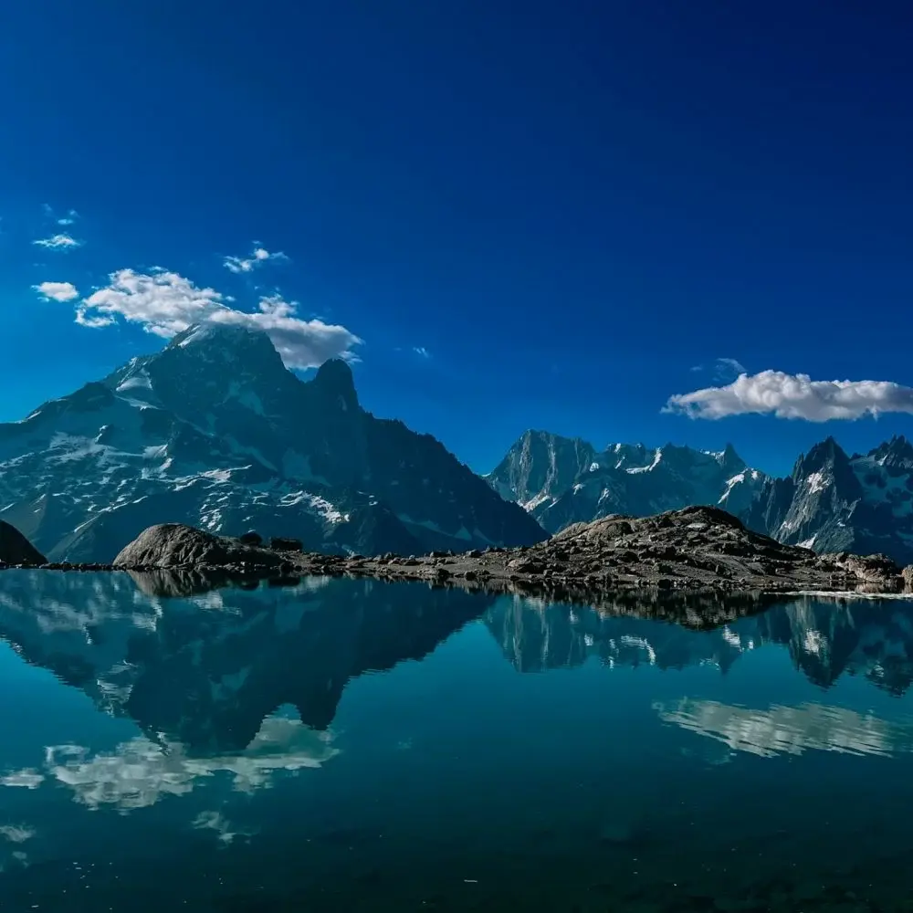 lac blanc Reflet des aiguilles de Chamonix dans le lac Blanc, au cœur des Aiguilles Rouges