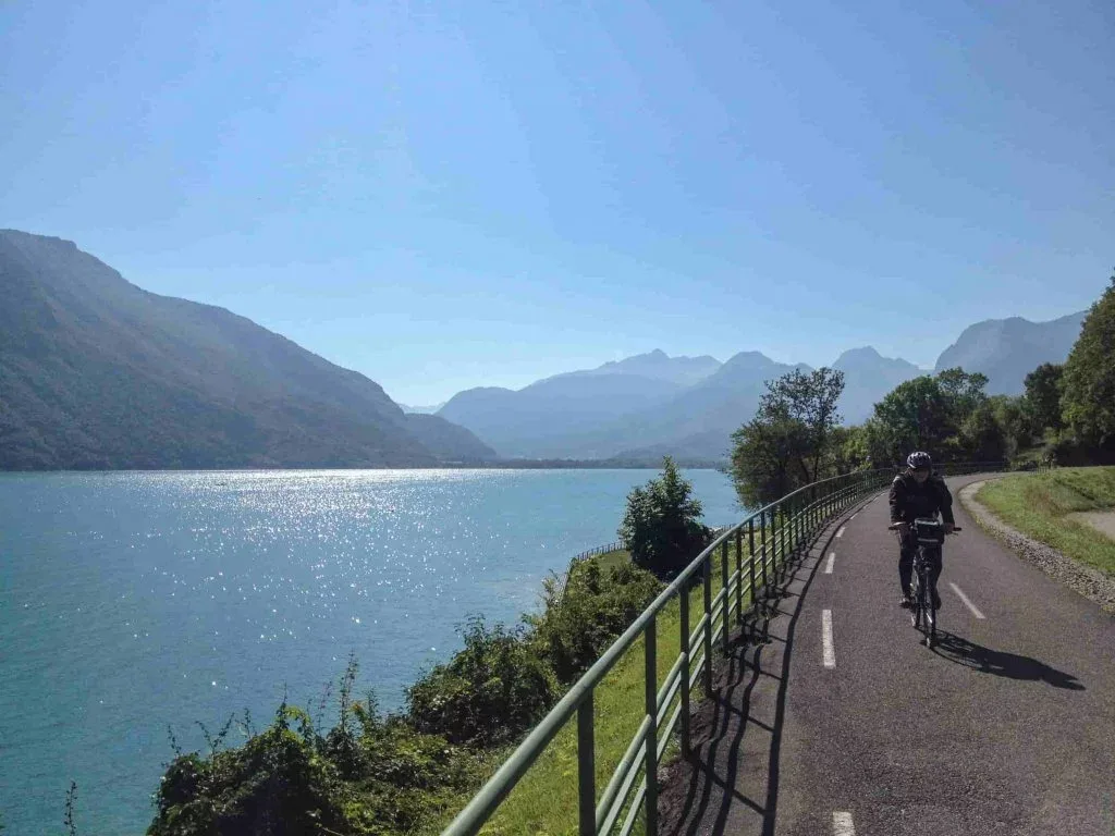 Cycliste sur la piste cyclable au bord du lac d’Annecy