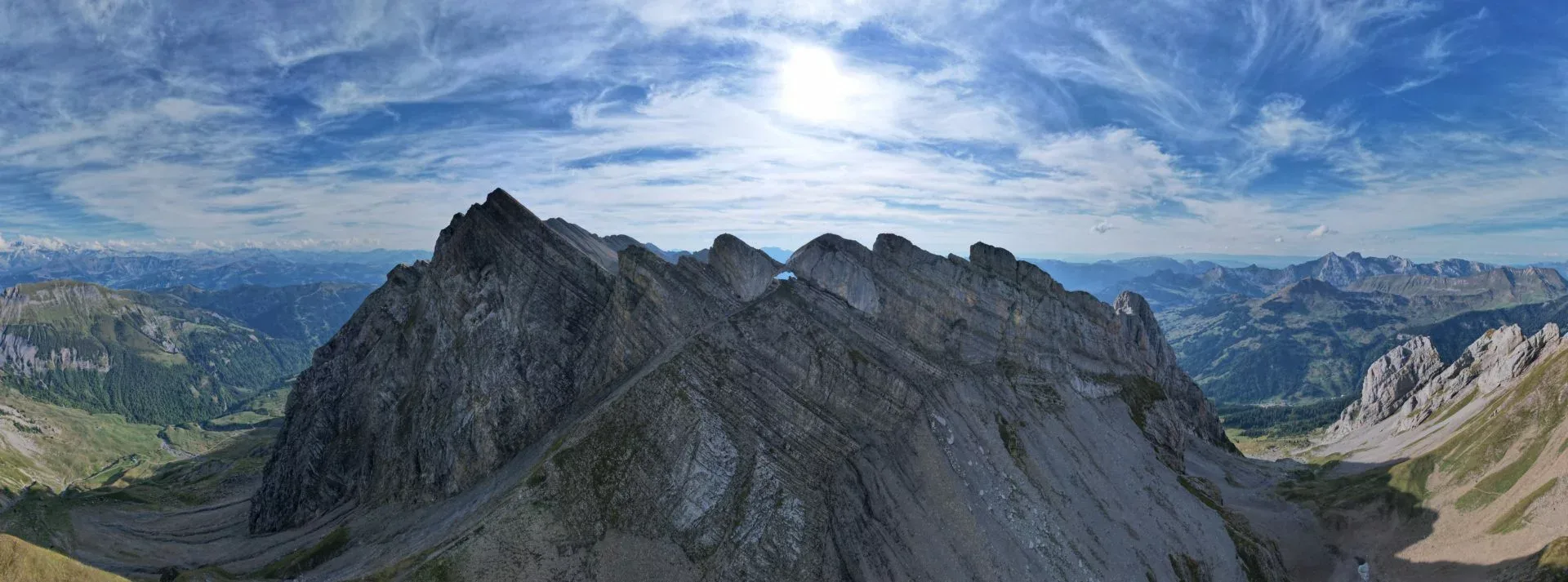 Vue aérienne sur la chaîne des Aravis autour du Trou de la Mouche, à La Clusaz